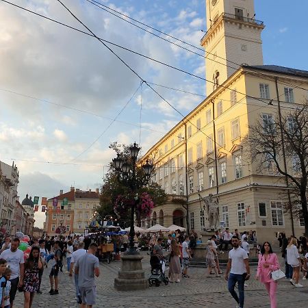 3 Bedroom, 2 Bathroom Apartment Near Forum Lviv Exterior foto