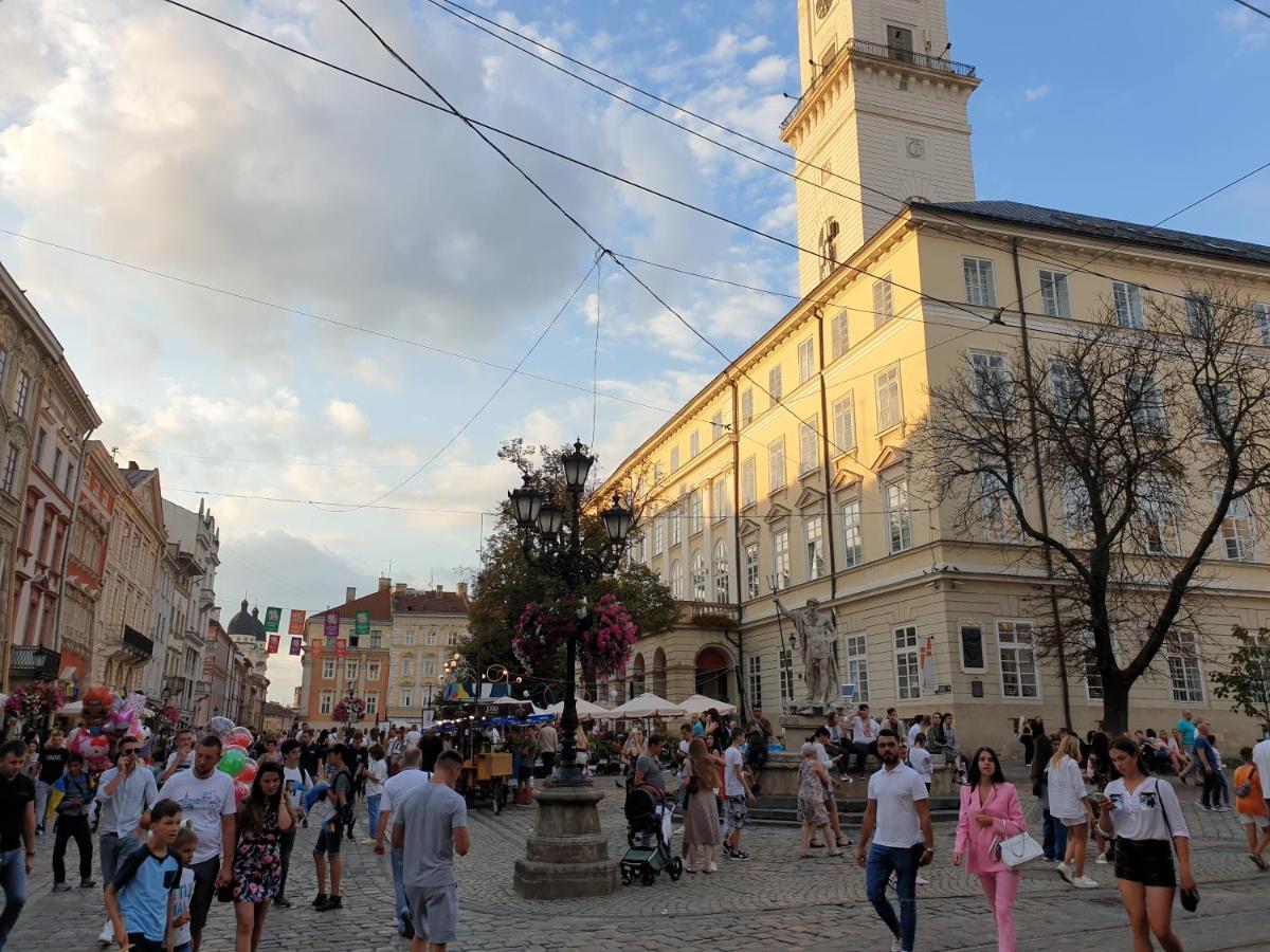 3 Bedroom, 2 Bathroom Apartment Near Forum Lviv Exterior foto