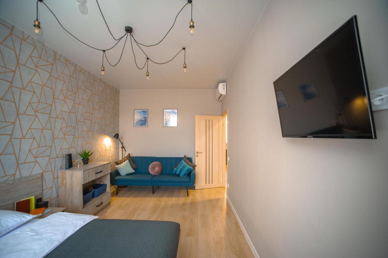 3 Bedroom, 2 Bathroom Apartment Near Forum Lviv Exterior foto