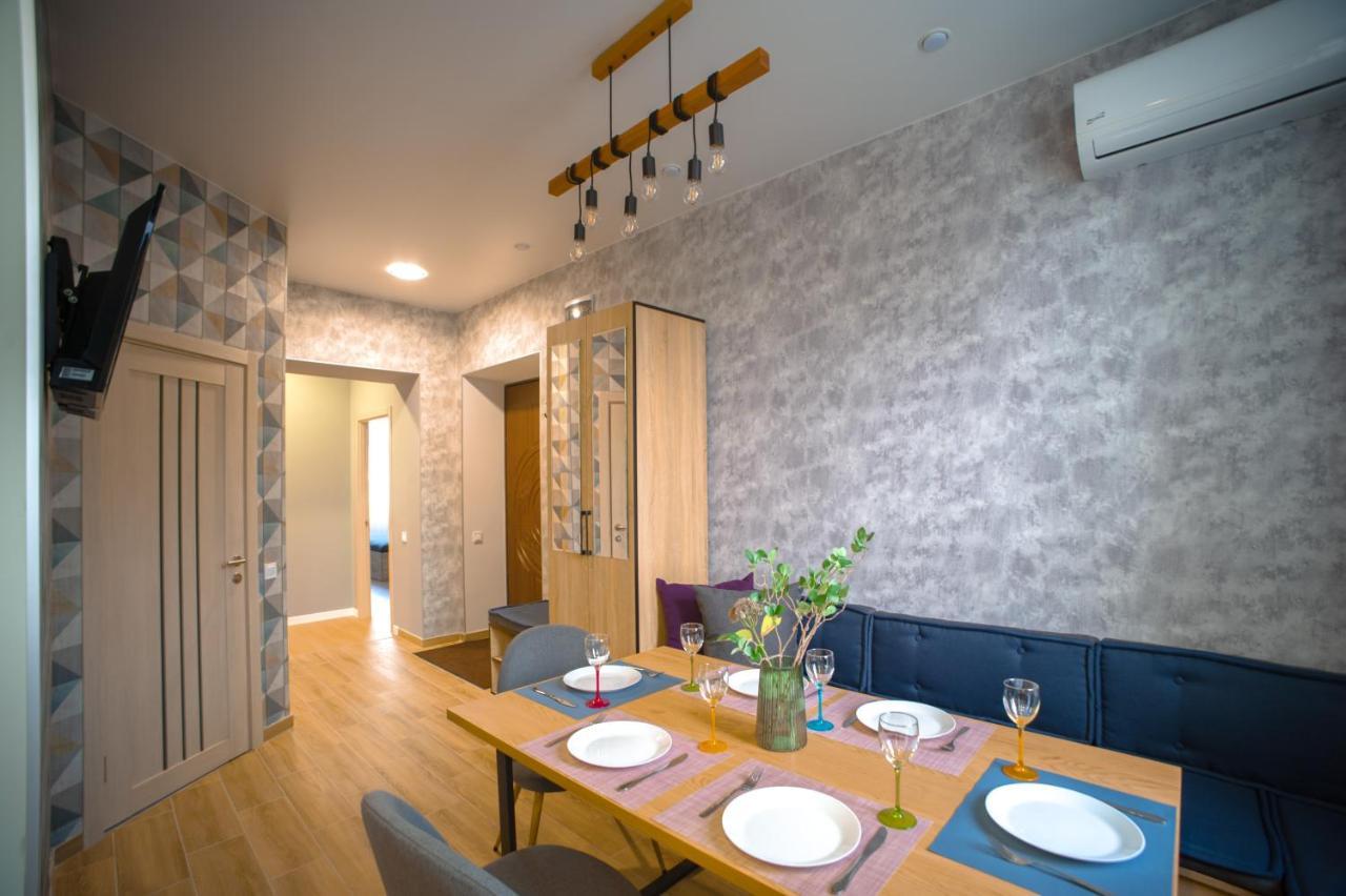 3 Bedroom, 2 Bathroom Apartment Near Forum Lviv Exterior foto