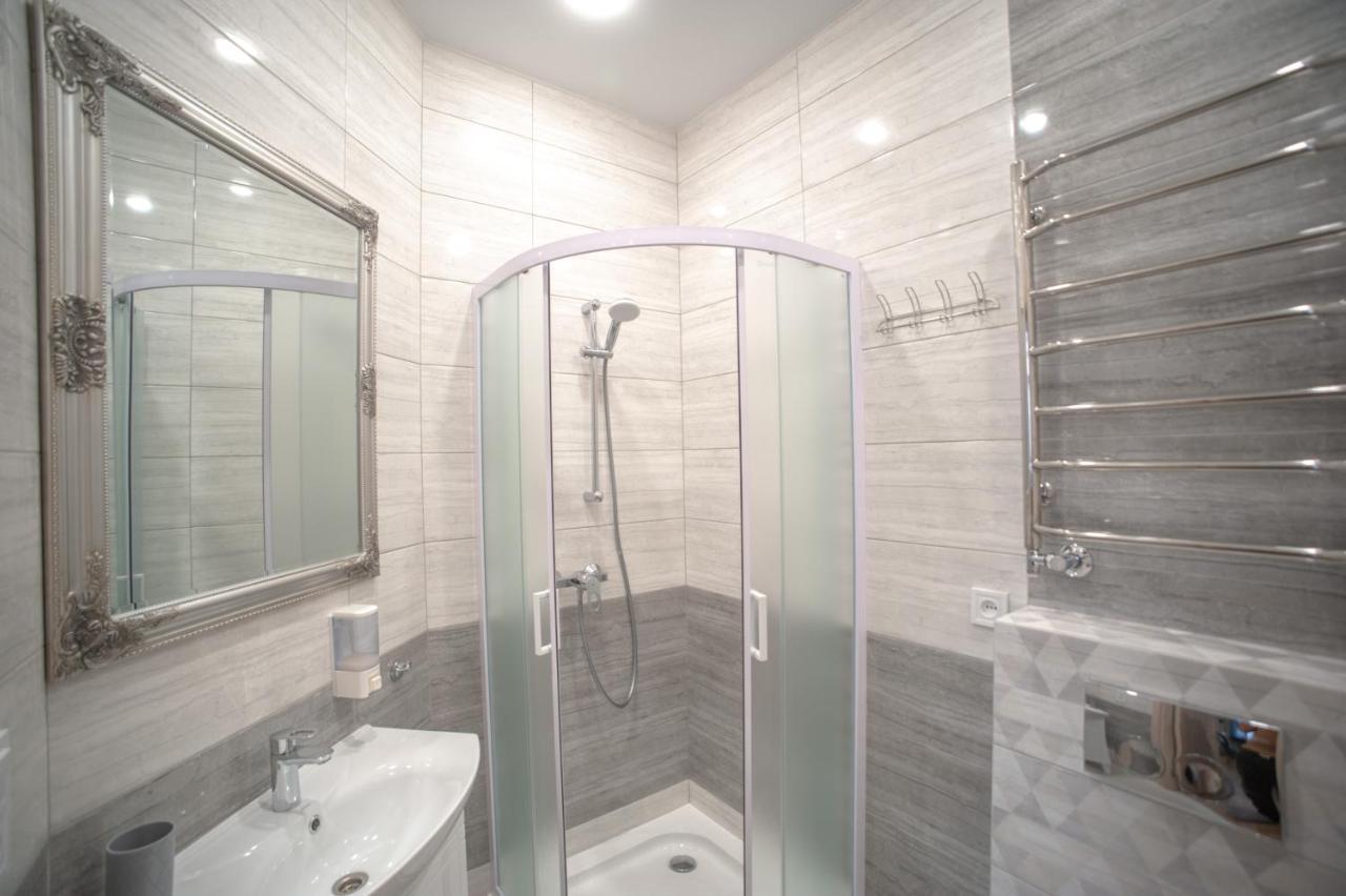 3 Bedroom, 2 Bathroom Apartment Near Forum Lviv Exterior foto